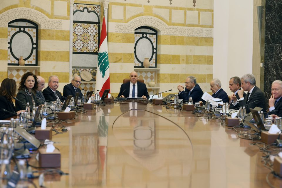مجلس الوزراء طلب من الجيش والقوى الأمنية المباشرة فوراً بتعزيز بسط سيطرة الدولة الكاملة على محافظة بيروت وحصر السلاح فيها بالقوى الشرعية وحدها